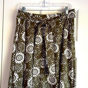 LOFT Skirt A-Line Size 6 Olive & White Floral with Pockets and Tie Front
